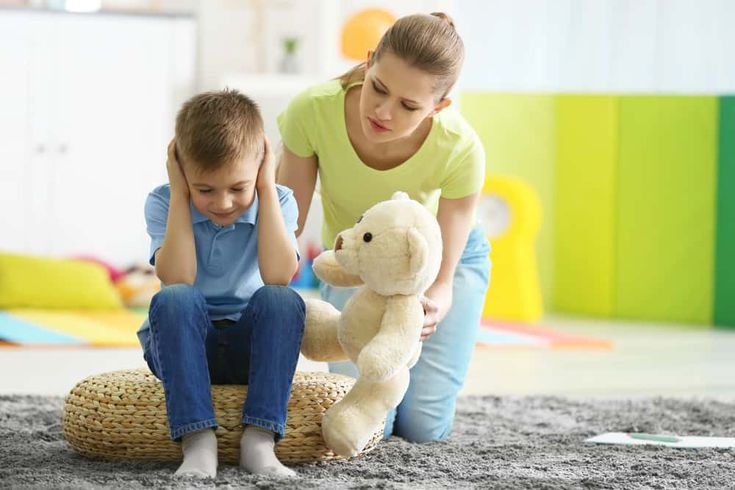 Mamá acompañando a su hijo en un momento de sobrecarga sensorial