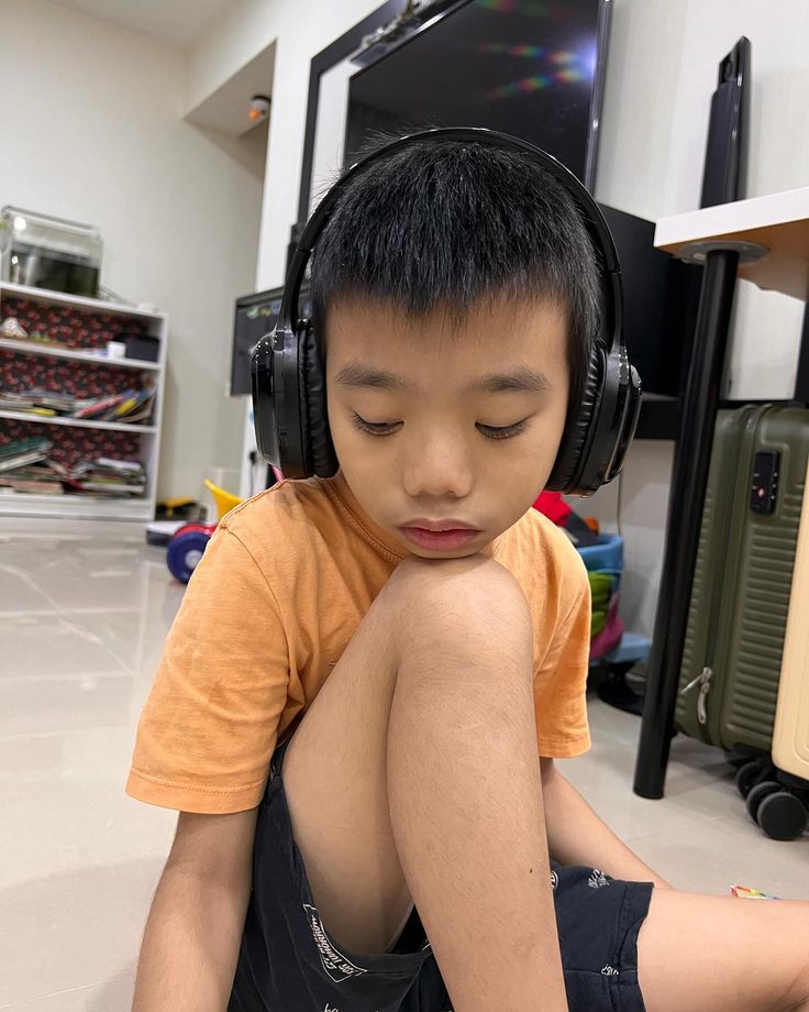 Niño con autismo en un momento cotidiano en casa